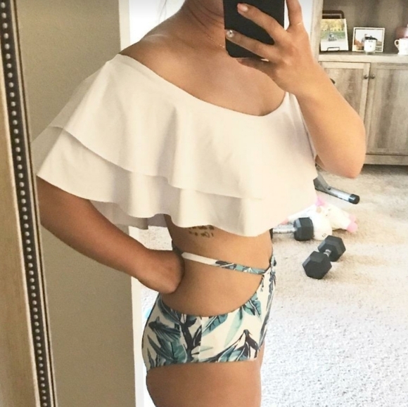White Off Shoulder Ruffle Top & High Waisted Blue Floral Bottom Size S - Picture 12 of 12